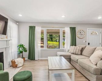 Renovated 4B Home - 3 miles to campus! - Tuscaloosa - Living room