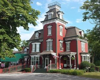 Garfield Inn - Port Austin - Building