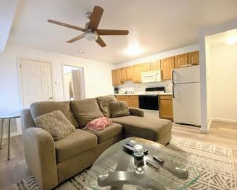 Chic 1-bedroom apartment with AC, WiFi in vibrant Wilmington with Laundry - Wilmington - Living room