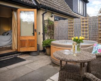 beautiful studio apartment with hot tub ! - Thetford - Outdoor view