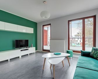 جارنيزون آند باركينج باي داون تاون أبارتمنتس - غدانسك - غرفة معيشة