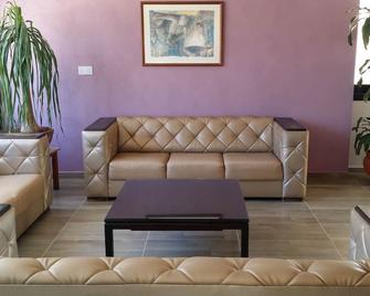 Agrino Hotel Apartments - เอเยีย นาปา - ห้องนั่งเล่น