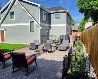 The New Garage Mahal - A Touch Above - Denver - Innenhof