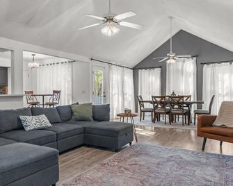 Cozy Carolina Trace 3BR w/ Relaxing Golf Course Views - Deck & Fire Table - Sanford - Sala de estar
