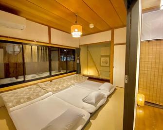 Guest House Oumi - Hostel - Kyoto - Chambre