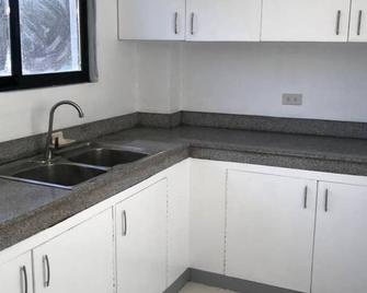 Studio Apartment With Queen Size Bed - Iloilo City - Kitchen