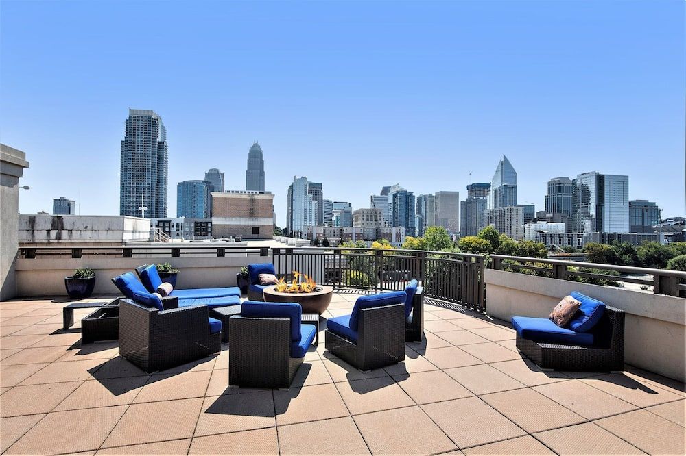 A Modern Boho, Uptown 2 bdrm Condo + Rooftop Terrace - تشارلوت (نورث كارولينا) - شرفة