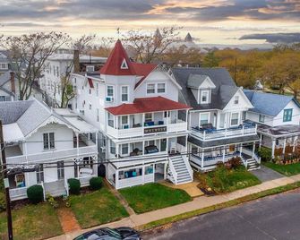 The Melrose, 1B - Queen Bed & Bath: Romantic Getaway, Steps from the Beach, Cozy - Ocean Grove - Building