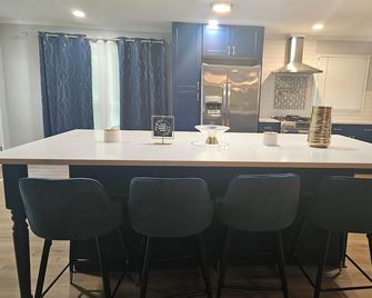 4-BR Farmhouse w/ Private Lake - Stockbridge - Dining room