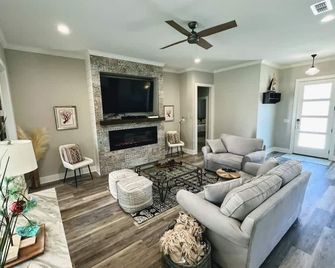 Aloha Pines Summary: - Flint - Sala de estar