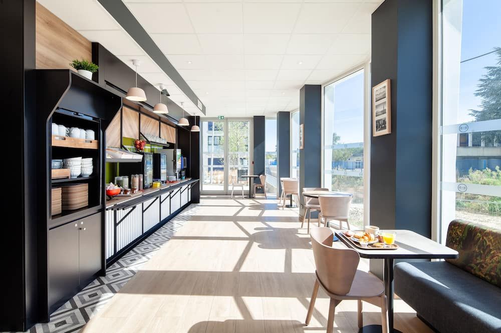B&B HOTEL Massy Gare TGV thumbnail 3