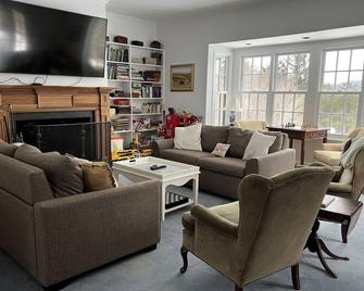 Farmhouse in South Londonderry - great amenities and really close to ski resorts - Londonderry - Obývací pokoj