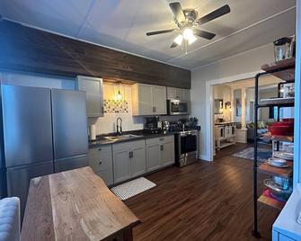 New 1BR Great Location Center of Town - Wallingford - Kitchen