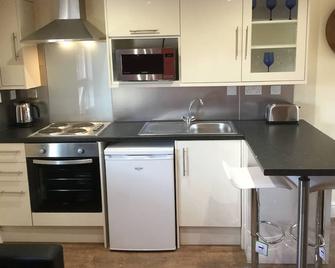 Central Stylish Townhouse 3 separate flats in single block for upto 10 people - Smethwick - Kitchen