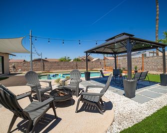 River Fun Awaits Pool, Putting Green, Arcade and More, Sleeps 8 - Yuma - Patio