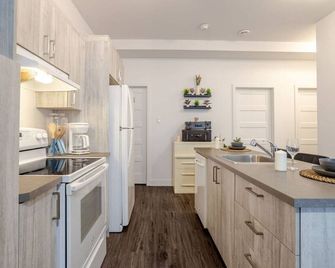 Modern Apartment in the Heart of Griffintown - Montreal - Kitchen