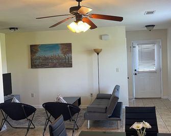 Lakeview Oasis: Charming 2-bedroom townhome with WiFi and AC in Starkville - Starkville - Living room