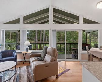 Golf Retreat with Lakes Access - Shelton - Living room