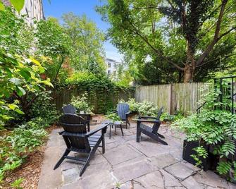 Adelphi I | 3BR Ft Greene w/Backyard Patio & Porch - Brooklyn - Patio