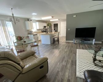 Bargain housing Minutes from Tryon International Equestrian Center - Tryon - Living room