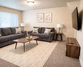 Spacious fully loaded 4-bedroom townhome sleeps 12 freeway access next to BYU - Springville - Wohnzimmer