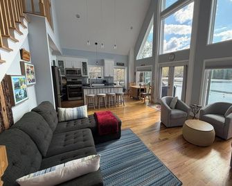Down the Lake @ Heron's Cove - Lakefront Rental Home near Winery/Trails/Casinos - North Stonington - Living room