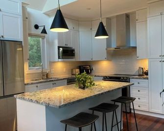 Welcome to White Oaks, a luxury retreat nestled quietly on the Quyon River. - Shawville - Kitchen