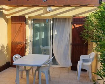 Charmant pavillon proche plage - Piscine & parking - Narbona - Patio