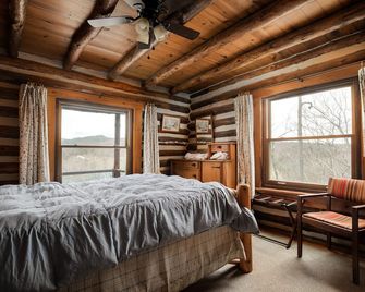 Log Cabin with a spectacular view of the Shenandoah River and the Massanutten Mo - Front Royal - Bedroom