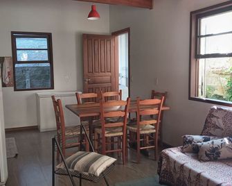 Stay in a chalet on shared land, suited to the beach environment. - Florianopolis - Salle à manger