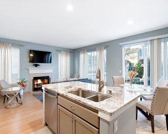 The Place To Be; With A Hot Tub! - Clackamas - Dining room