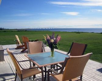 Beautiful oceanfront beach house,family friendly,WiFi,lg deck,bbq . - Borden-Carleton - Patio