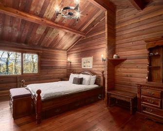 Creekside Cabin - Fairmont Hot Springs - Bedroom
