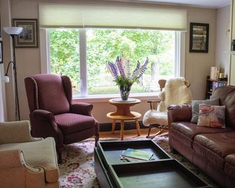 Foot of the Mountain Farmhouse-great location for exploring the valley! - Canning - Living room