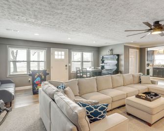 5 Mi to Lake: Port Clinton Home w/ Gazebo & Grill! - Port Clinton - Living room