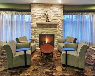 Holiday Inn Express & Suites Madison-Verona - Verona - Area lounge