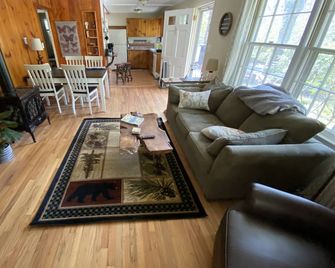 Creekfront Cabin Near Pisgah Trails & Brevard - Pisgah Forest - Living room