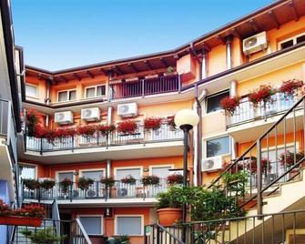 Apartment in Baveno by Lake Maggiore - Baveno - Bâtiment