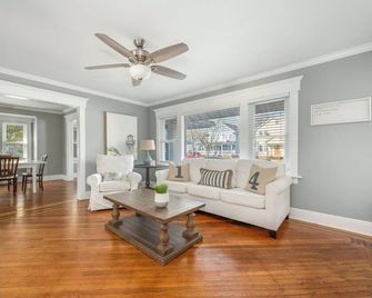 Charming beach house with AC, WiFi in peaceful North End of Long Branch. - Long Branch - Living room