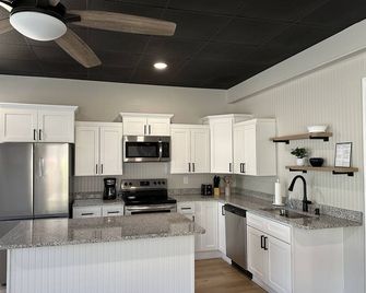 Guest House with a River View, located downtown Hannibal, MO—- No Cleaning Fee - Hannibal - Kitchen