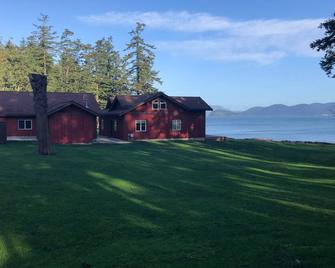 Beautiful farmhouse overlooking water with beach access on a private estate - Lopez Island - Building