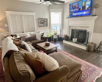 Chester County Oasis with Pool, Modern Ammenities, Tranquil and Private - West Chester - Living room