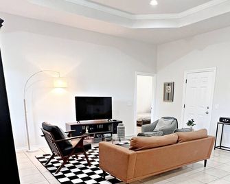 Spacious 4-bedroom house in OKC Suburb with WiFi, AC - Yukon - Soggiorno