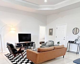 Spacious 4-bedroom house in OKC Suburb with WiFi, AC - Yukon
