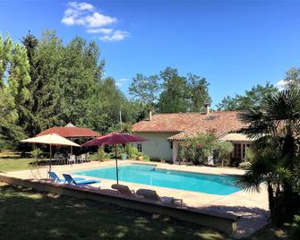 Charmingly converted barn with pool in the Garonne Valley in a 2acre garden - Cabanac-Séguenville - Piscina