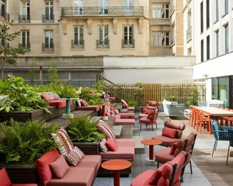 citizenM Paris Champs Elysees - París - Patio