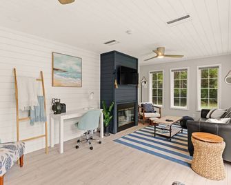 Anchors Away - Pool Access - Jekyll Island - Living room