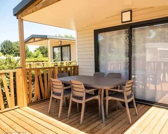 Comfortable mobile home for 4 people - Vonnas - Balcón