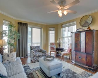 Gulfport Condo with Views Walk to Beach - Gulfport - Living room
