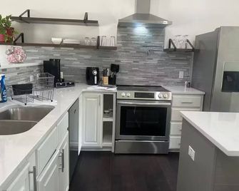 Welcoming 4-bedroom house with AC in charming Zachary - Zachary - Kitchen